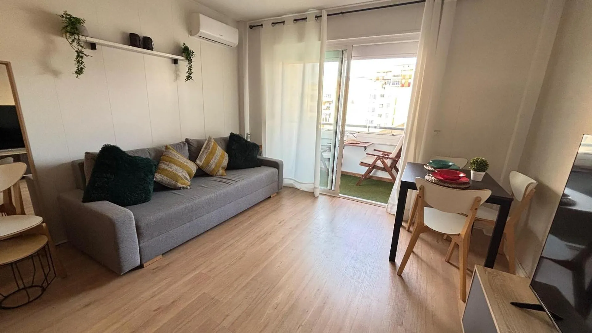 דירה פואנגירולה Apartamento El 5 Muy Bien Ubicado Con Parking Y Piscina Gratuita ספרד